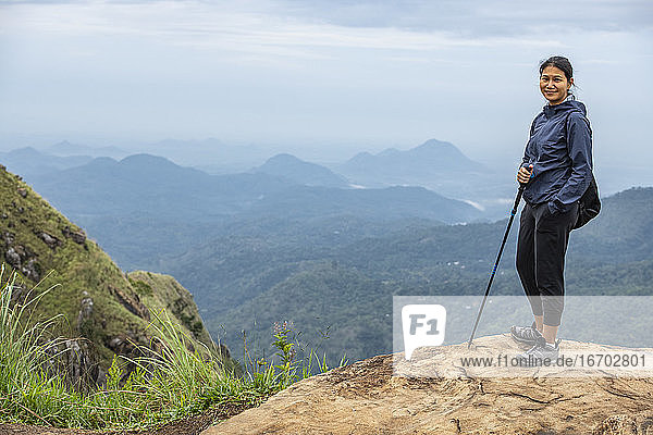 Frau auf dem Gipfel des Adam's Peak in der Nähe von Ella in Sri Lanka