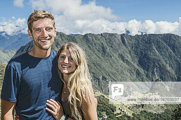 Porträt eines jungen Paares auf dem Inka-Pfad in der Nähe von Machu Picchu