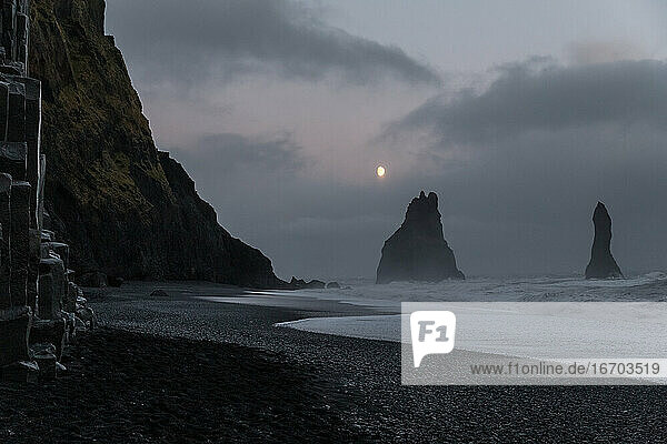 Mondlicht über dem schwarzen Sandstrand von Reynisfjara  Island