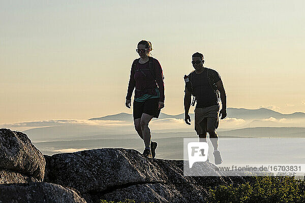Männliche und weibliche Wanderer wandern auf dem Gipfel des Appalachian Trail
