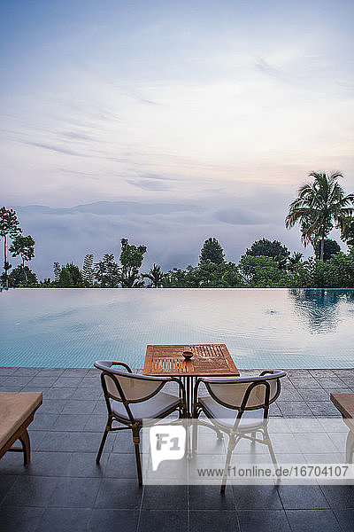 Schwimmbad im Hochland von Sri Lanka