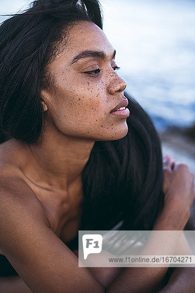 Black Multiracial Frau Lebensstil Porträt durch den Ozean in einem Badeanzug