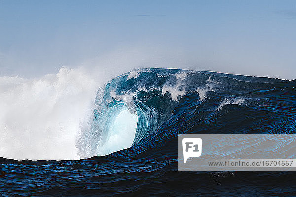 Starke Welle bricht im Atlantischen Ozean