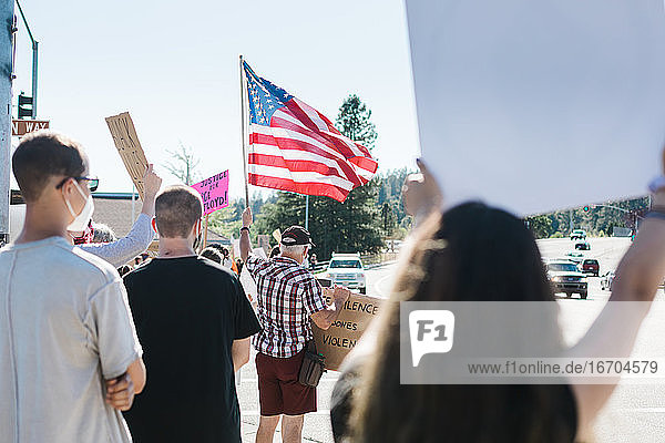 Friedliche Demonstrationen im ländlichen Grass Valley  Kalifornien Protest