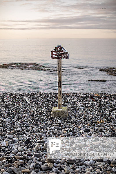 Schild Steine nicht entfernen am Seawall Beach Acadia National Park  Maine