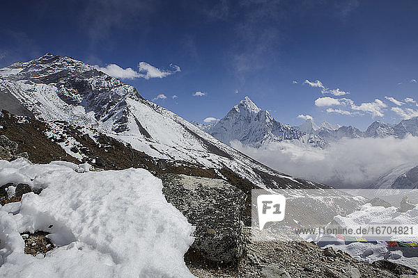 Die Ama Dablam vom Weg zum Everest Base Camp in Nepal aus gesehen.