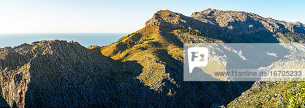 Panoramablick auf das Tramuntanagebirge auf Mallorca  Spanien. Wanderung
