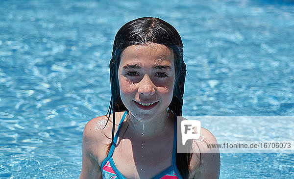 Aktivitäten am Pool  Kinder schwimmen und spielen im Wasser  fröhliche