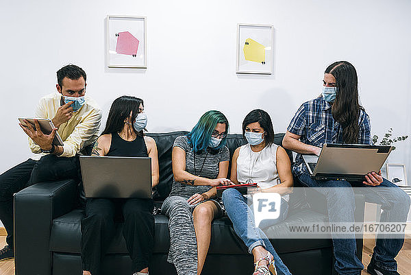 Gruppe junger Leute während einer Pause in einem Coworking-Büro.
