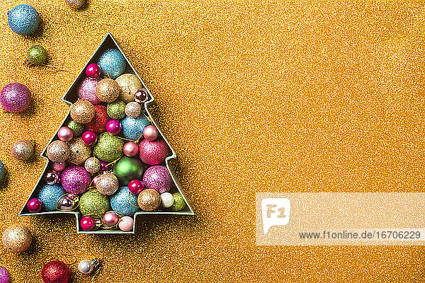 Weihnachtsbaumförmige Schachtel mit Ornamenten