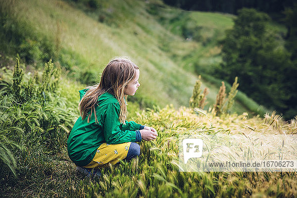 Kind schaut von einem grasbewachsenen Hügel in Belgrad  Serbien