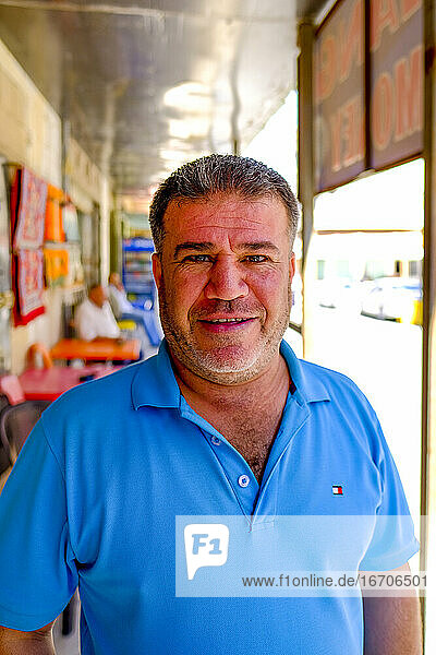 Ein jordanischer Verkäufer lächelt vor seinem Geschäft in der Burg Kerak  Jordanien