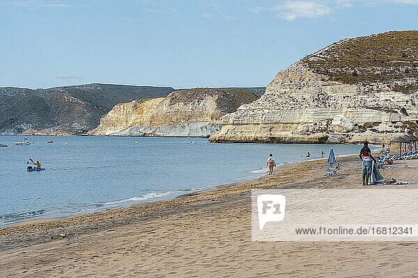 Dorf und Strand von Agua Amarga im Naturpark Cabo de Gata Almeria Andalusien Spanien am 2. September 2020.