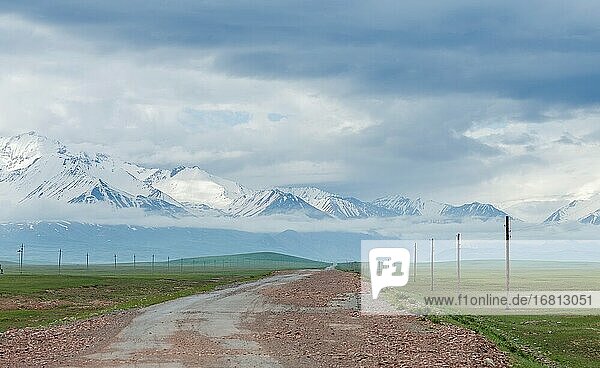 Die Straße nach Kyzyl Art Bergpass nach Tadschikistan. Das Alaj-Tal mit den Transalai-Bergen im Hintergrund. Das Pamirgebirge  Asien  Zentralasien  Kirgisistan.