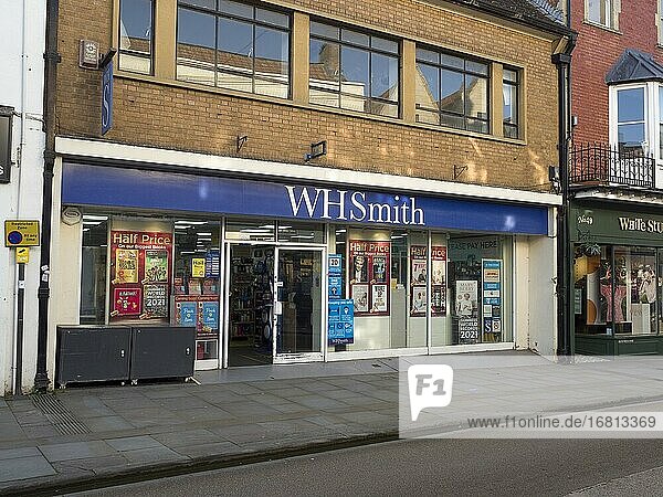 Ein WH Smith-Geschäft in der High Street in der Stadt Wells  Somerset  England.