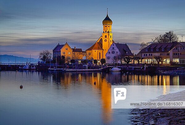 Halbinsel mit der Pfarrkirche St. Georg bei Abenddämmerung  Wasserburg am Bodensee  Schwaben  Bayern  Deutschland  Europa
