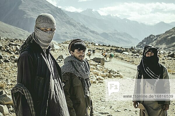 Drei Männer  Hirten  Pachtungen  dahinter die Ausläufer des Hindukusch  Khandud  Wakhan-Korridor  Badachschan  Afghanistan  Asien