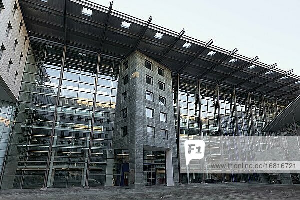IKB Deutsche Industriebank AG  Hauptsitz Düsseldorf  Glasfassade im Innenhof  Nordrhein-Westfalen  Deutschland  Europa