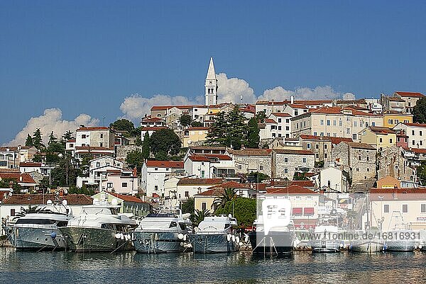 Hafen mit Schiffsanlegestelle und Sankt Martin Kirche  Adriaküste  Vrsar  Istrien  Kroatien  Europa