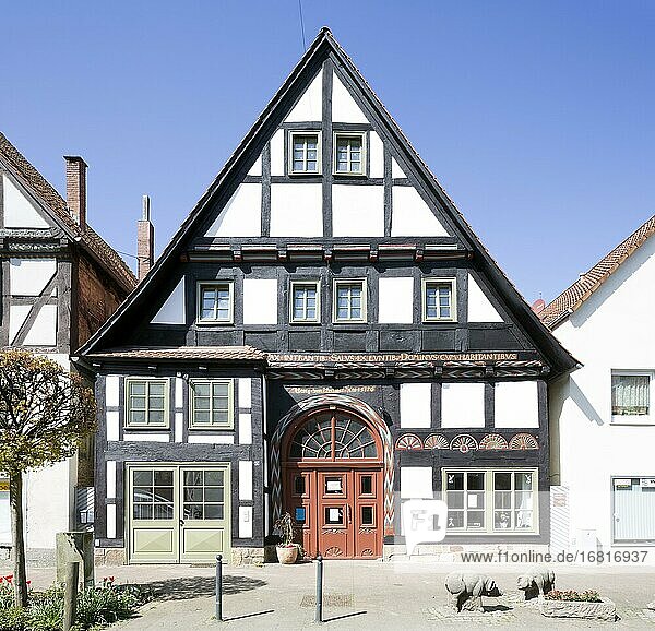 Historisches Fachwerkhaus mit Auslucht  Brennerstraße  Rinteln  Weserbergland  Niedersachsen  Deutschland  Europa