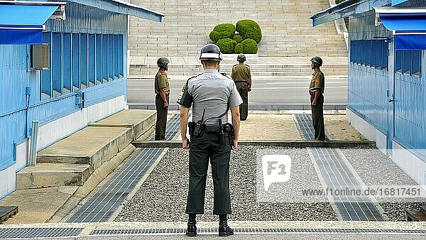 Soldaten stehen an den blauen Baracken in der demilitarisierten Zone (DMZ)  Grenze zwischen Nordkorea und Südkorea  Panmunjeom  Südkorea  Asien