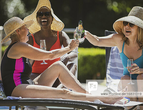 Glückliche ältere Frauen Freunde trinken Champagner auf sonnigen Sommer-Terrasse