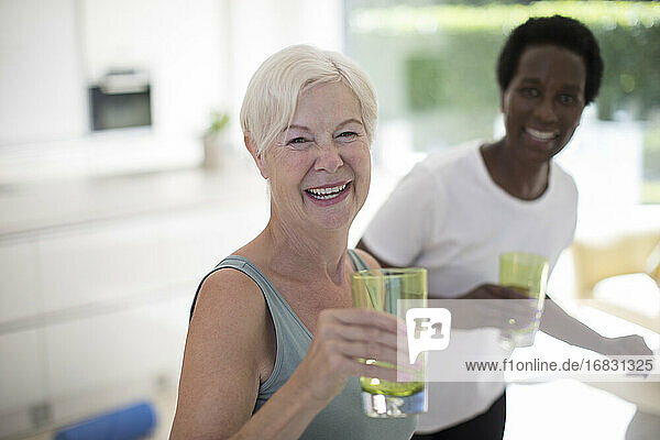 Porträt glücklich ältere Frauen Freunde trinken Wasser zu Hause