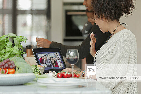 Kochen mit der Familie und Videochat mit Freunden auf dem digitalen Tablet