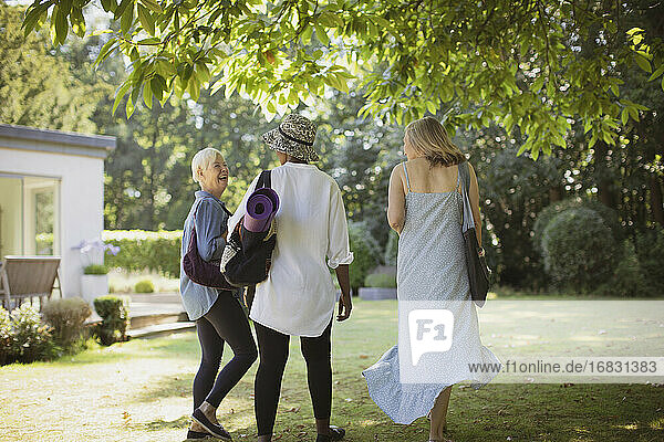 Glückliche ältere Frauen Freunde mit Yoga-Matte im Sommer Garten