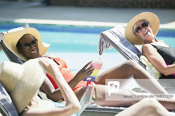 Glückliche ältere Frauen Freunde Sonnenbaden bei sonnigen Sommer poolside