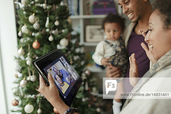 Familien-Videochat auf dem digitalen Tablet-Bildschirm zu Weihnachten