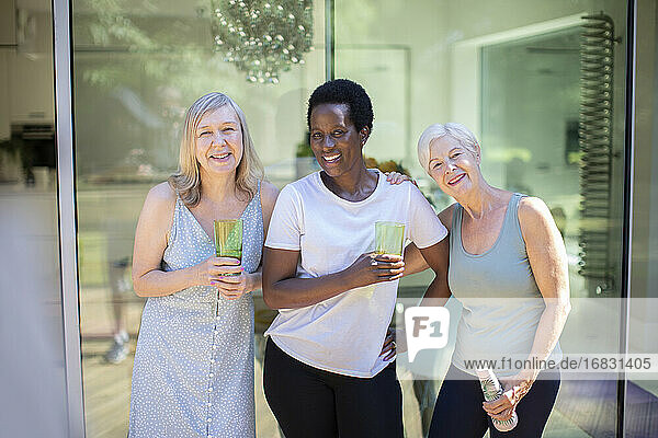 Porträt glücklich zuversichtlich  ältere Frauen trinken Wasser auf der Sommerterrasse