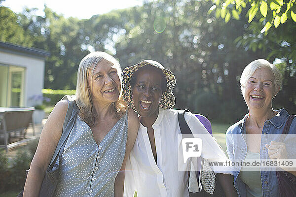 Porträt spielerisch Senior Frauen Freunde in sonnigen Sommer Garten