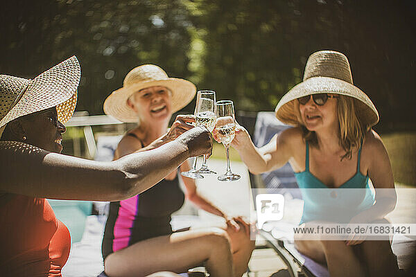 Senior Frauen Freunde trinken Champagner am Sommer Poolside