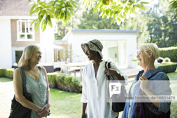 Glückliche ältere Frauen Freunde im Gespräch in sonnigen Sommergarten