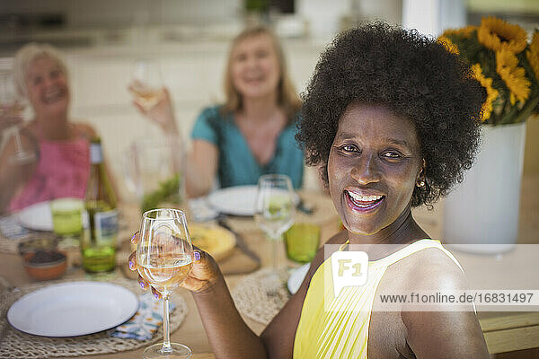 Porträt glücklich ältere Frauen Freunde genießen Wein beim Mittagessen