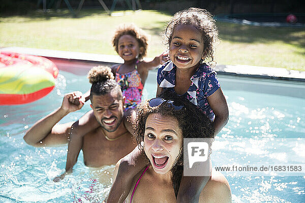 Porträt spielerische Familie in sonnigen Sommer Schwimmbad
