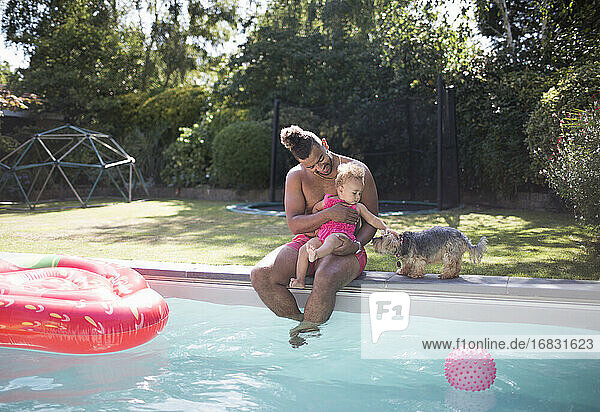 Vater und Kleinkind Tochter mit Hund im Sommer Schwimmbad