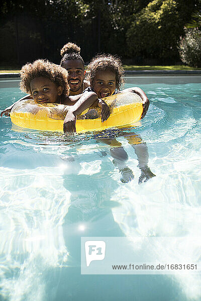 Porträt glücklich Vater und Töchter in sonnigen Sommer Schwimmbad