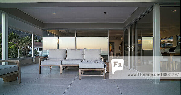 Sofa mit Chaise auf der Terrasse des Luxusheims Showcase