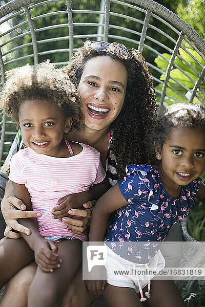 Porträt glückliche Mutter und Töchter auf der Veranda