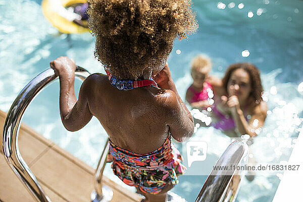 Mutter beobachten Tochter bekommen in sonnigen Sommer Schwimmbad