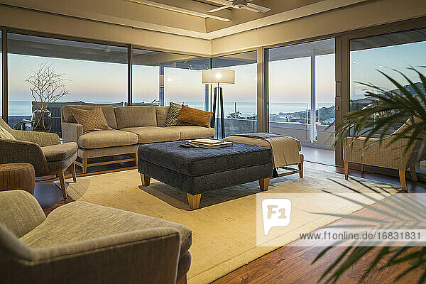 Luxus-Wohnzimmer mit Blick auf das Meer
