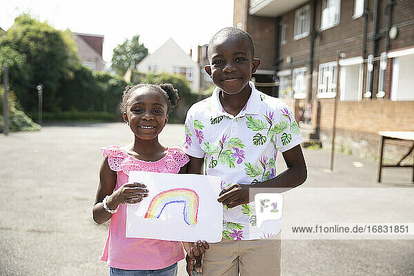 Porträt niedlich Bruder und Schwester halten Regenbogen Zeichnung außerhalb