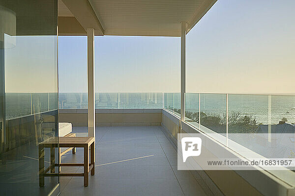Sonnige Luxuswohnung mit Balkon und Blick auf das Meer