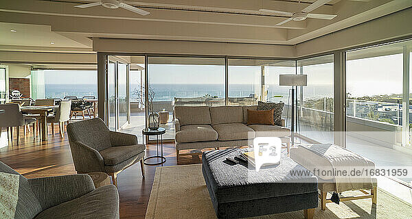 Luxus-Wohnzimmer mit sonnigem Meerblick