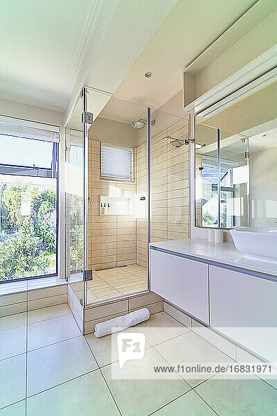 Modernes Haus Schaufenster Interieur Badezimmer Dusche