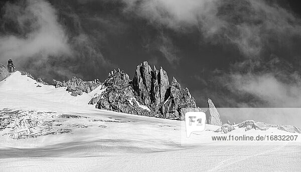 Felsspitzen ragen aus der Schneedecke  Glacier du Tour  Gletscher und Berggipfel  hochalpine Landschaft  Chamonix  Haute-Savoie  Frankreich  Europa