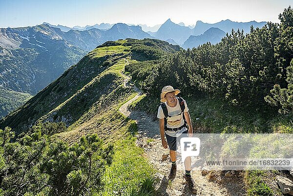 Bergsteiger  Wanderer auf Wanderweg zum Bärenkopf  hinten Bergkamm Stanser-Joch-Kamm und Gipfel Sonnjoch und Schaufelspitze  Karwendel  Tirol  Österreich  Europa
