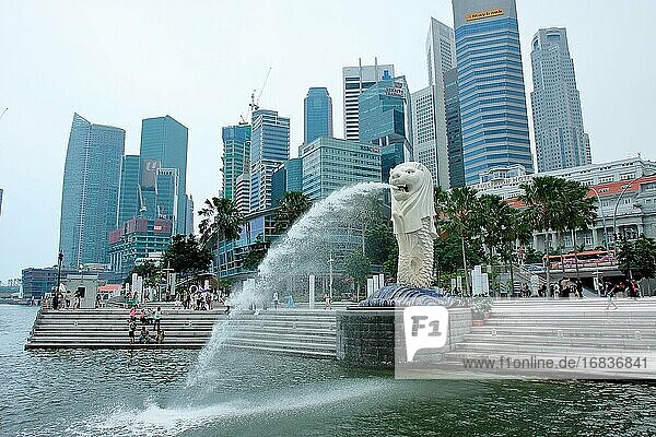 The Merlion Fountain and downtown skyline at night  Singapore  Republic of Singapore.